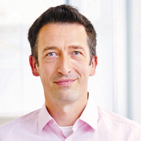 Referent Falk Ullmann <p>Falk Ullmann ist seit 1999 im Hauptberuf bei großen öffentlichen Auftraggebern in verschiedenen Fach- und Führungspositionen beschäftigt.</p>
<p>Höhepunkte waren dabei u. a. die Restrukturierung der Vergabeprozesse der Landeshauptstadt München im Rahmen des mehrjährigen E-Vergabe Einführungsprojektes, der Aufbau eines fachlichen Fort- und Weiterbildungsprogramms in Bezug auf Vergaberecht und Vergabepraxis sowie die Umstrukturierung verschiedener Fachbereiche bei der stadtweiten SAP-Implementierung. Bei seinem aktuellen Arbeitgeber (seit 01/2020) verantwortet er die Prozessanalyse und Restrukturierung des kompletten arbeitsrechtlichen Bereichs (u. a. Onboarding, Personalentwicklung, Aus- und Weiterbildung, Personalmanagement) und der damit zusammenhängenden Abläufe (Prozessmanagement). Parallel ist er verantworltich für den Aufbau eines zentralen Vergabewesens.</p>
<p>Mit diversen nebenberuflichen Standbeinen (u. a. Vergabeberatung) gibt Herr Ullmann sein Know How bestmöglich weiter und bringt sich ein. Ehrenamtlich engagiert er sich im sportlichen Bereich in seinem Heimatverein als Sportdirektor und Trainer im Volleyball.</p>